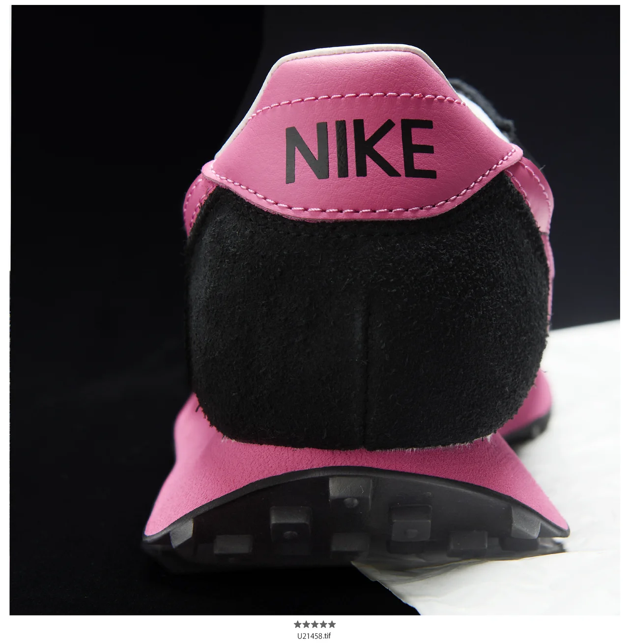 後から見るとハの字のような末広がりの台形型ソール