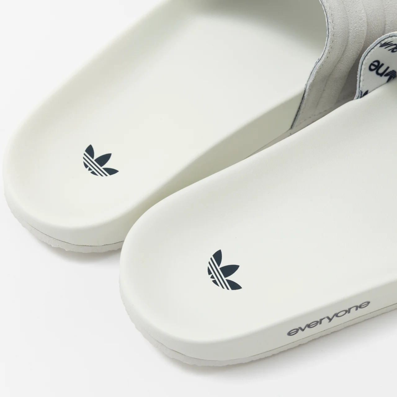 エディター私物 adidas originalsのADILETTE MII everyone ロゴ