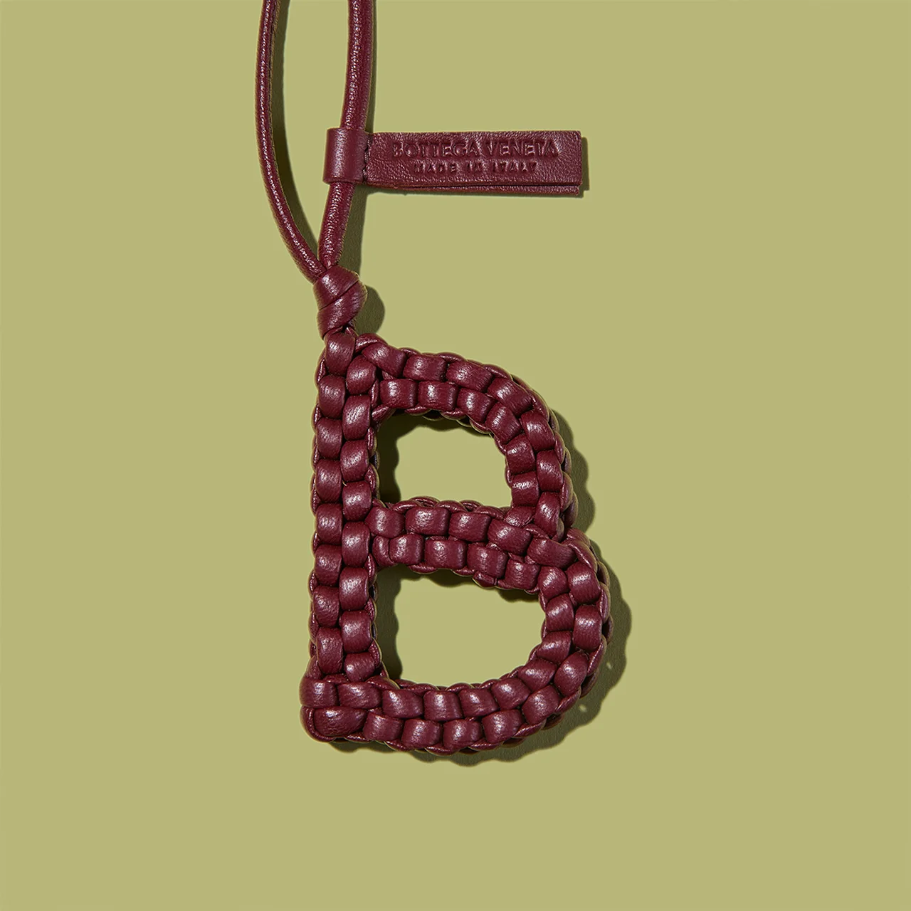 レザーストラップ付きだからバッグやベルトループなどに簡単に取り付けられる