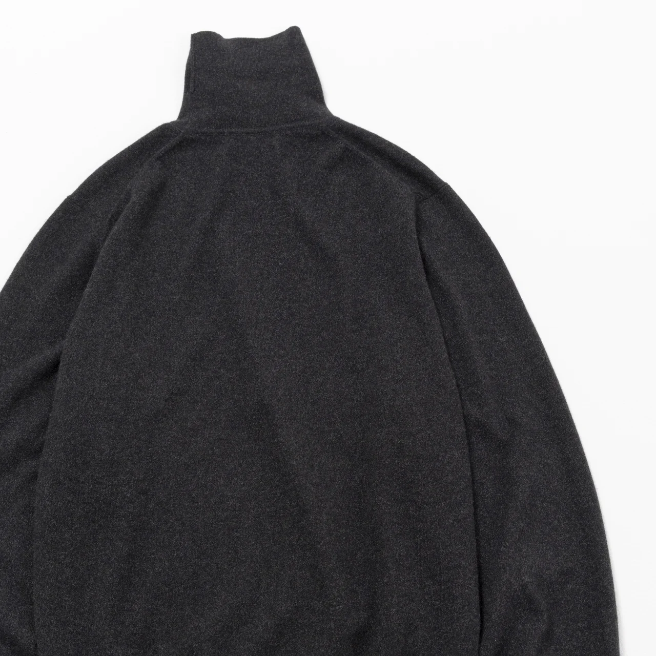 エディター私物 コモリの別注タートルネックニット