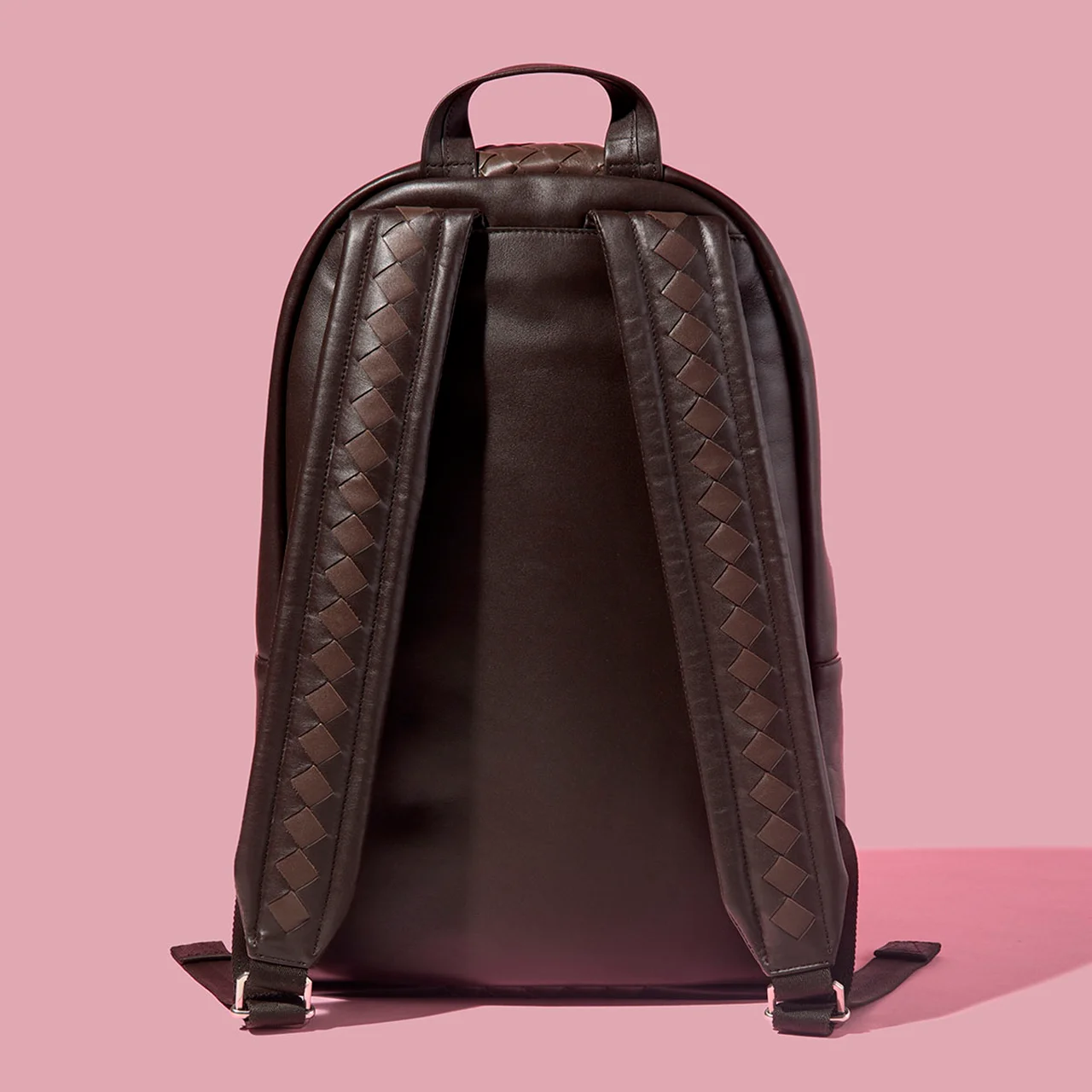 ショルダーストラップまでイントレチャートがあしらわれた贅沢な仕様