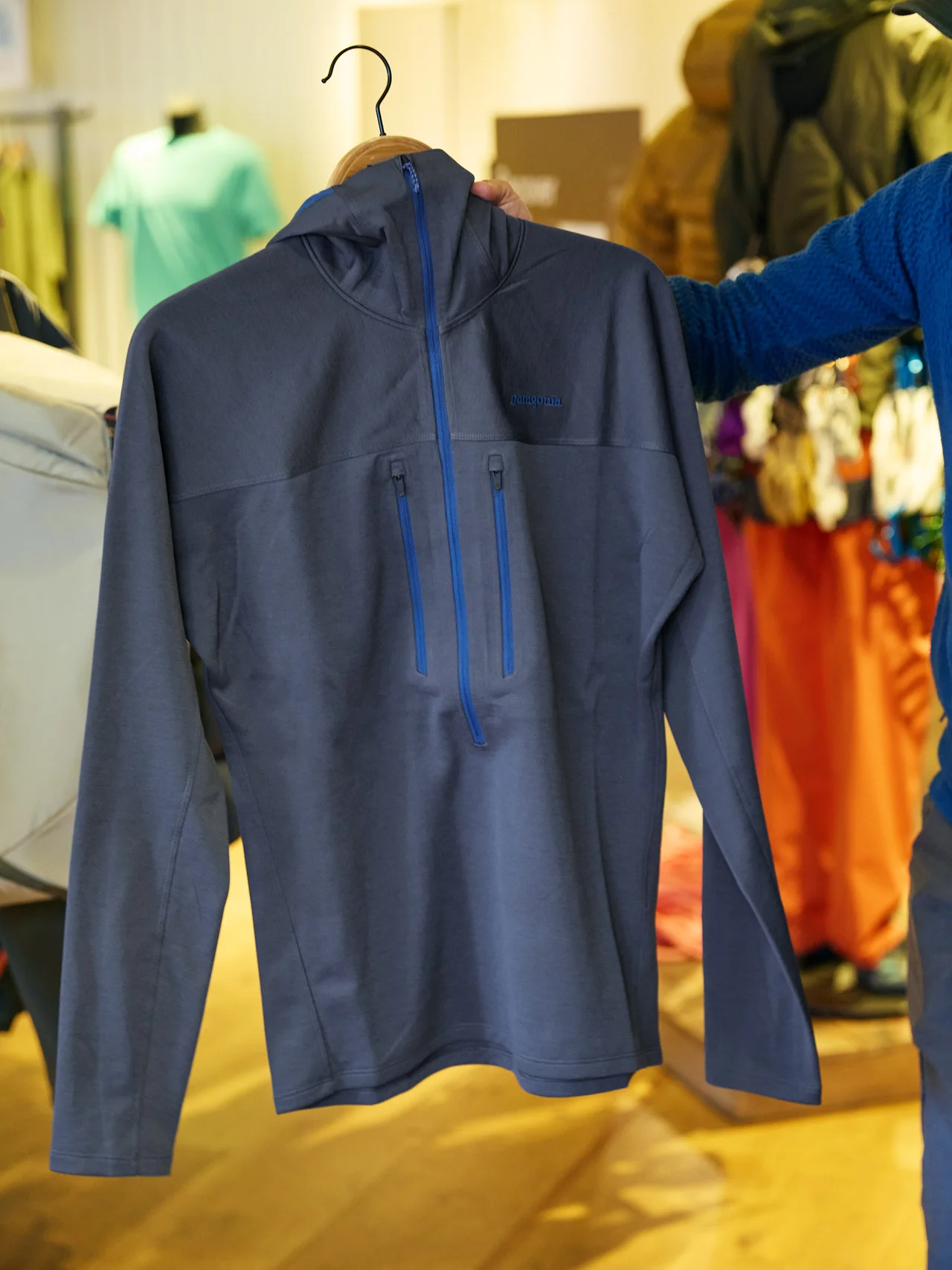 R1 ウルトラライト・フーディ