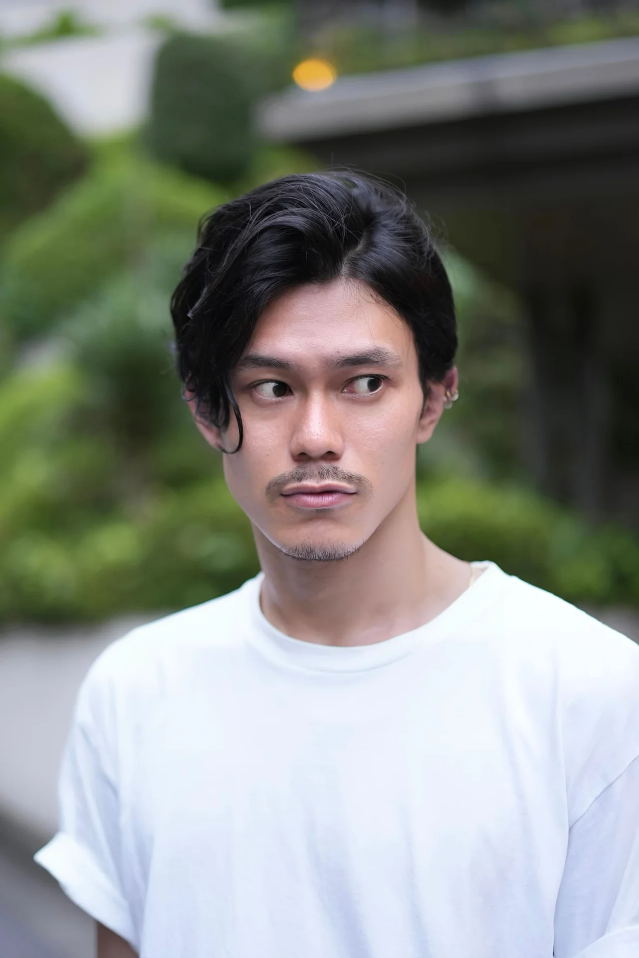 メンズヘア 大人のムードを引き立てるアップバングのバストアップ