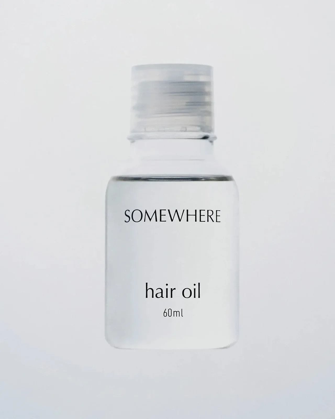 大人のムードを引き立てるアップバングのスタイリング剤 ヘアオイル