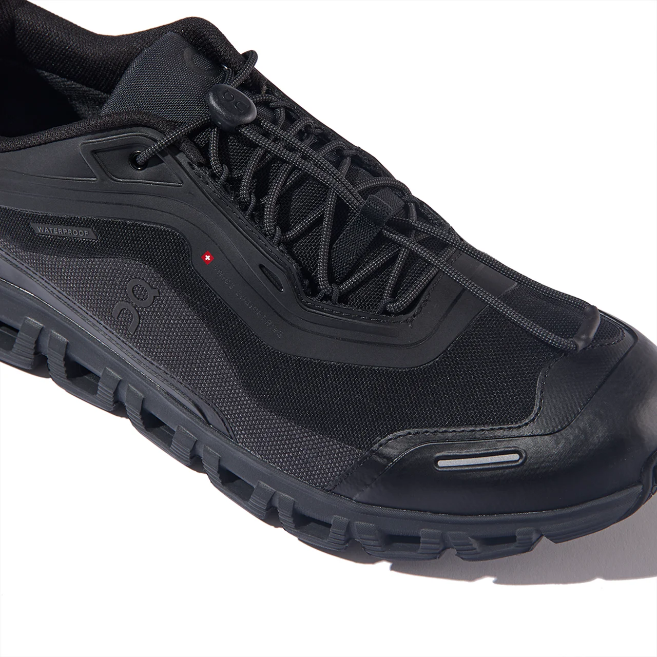 アッパーには耐久性に優れたバリスティックナイロンのマッドガードを搭載