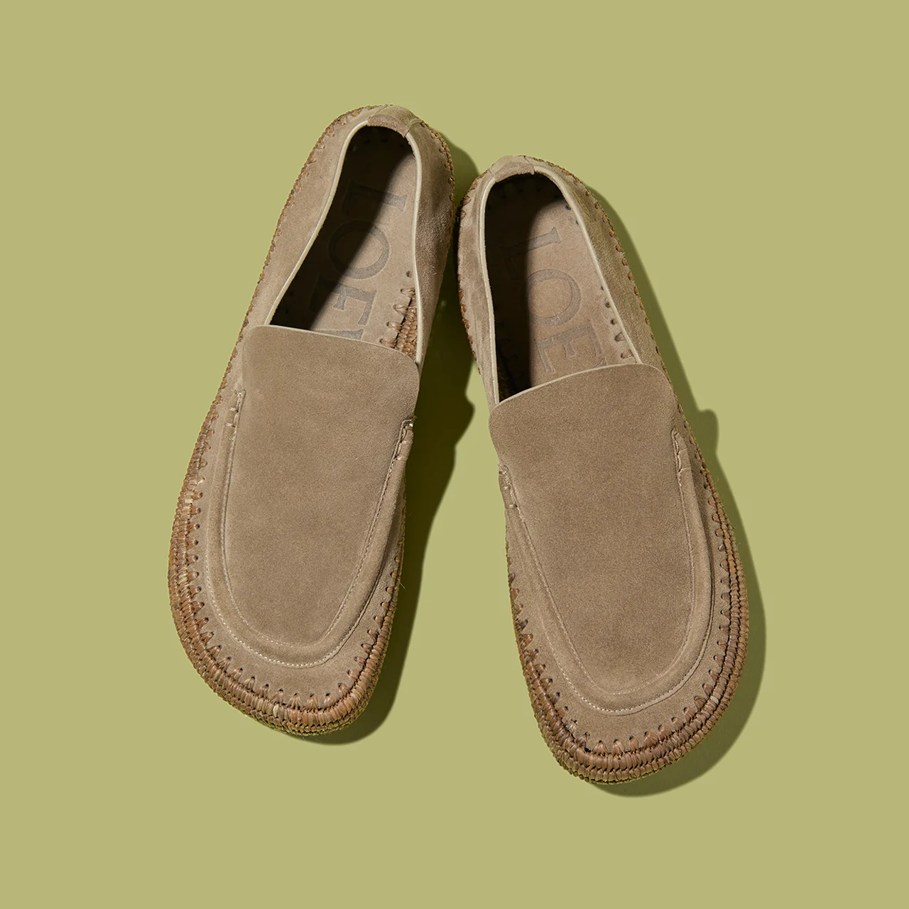 オブリークトゥがロエベらしいエスパドリーユ風のローファー