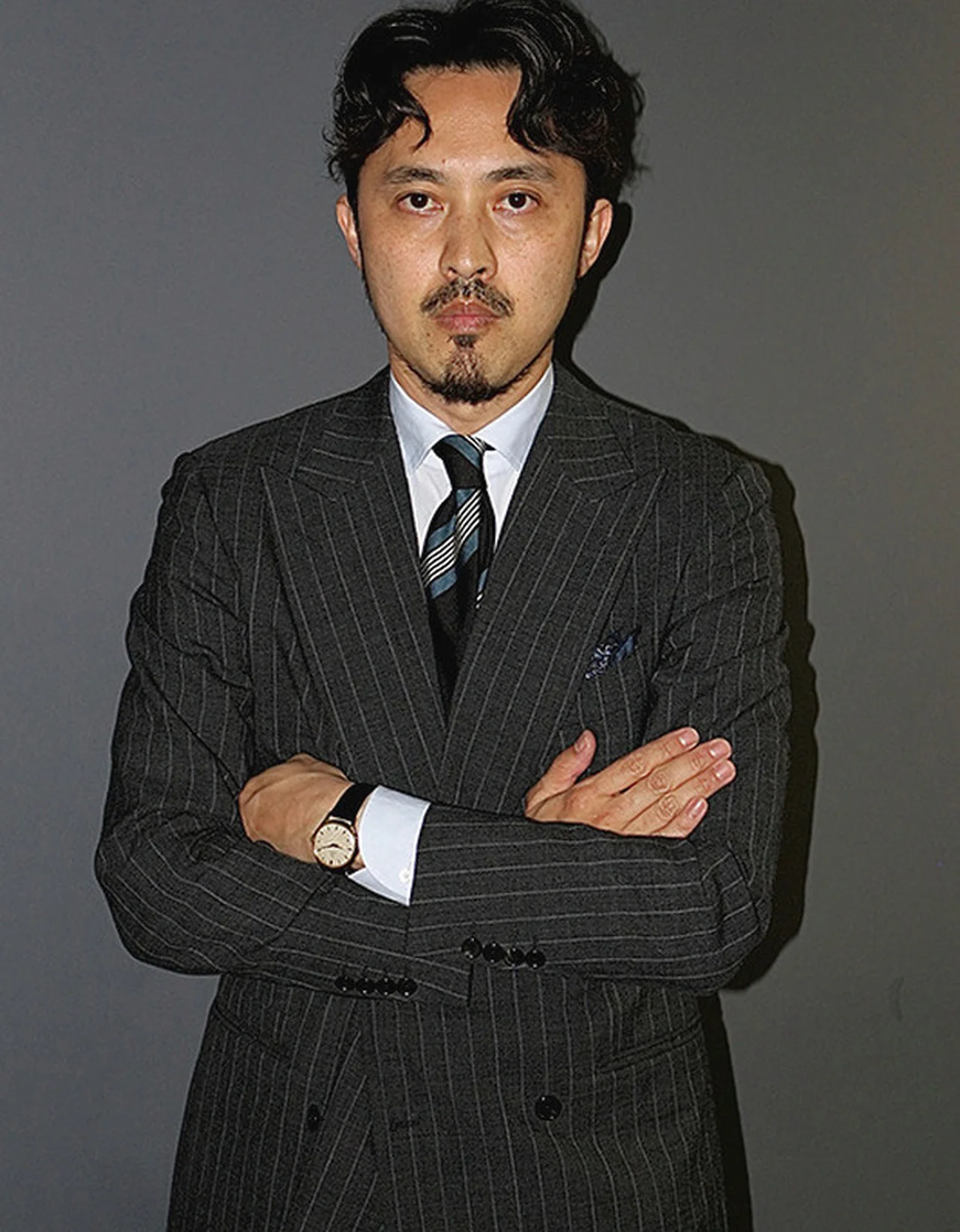 ミディアムグレーのストライプスーツ