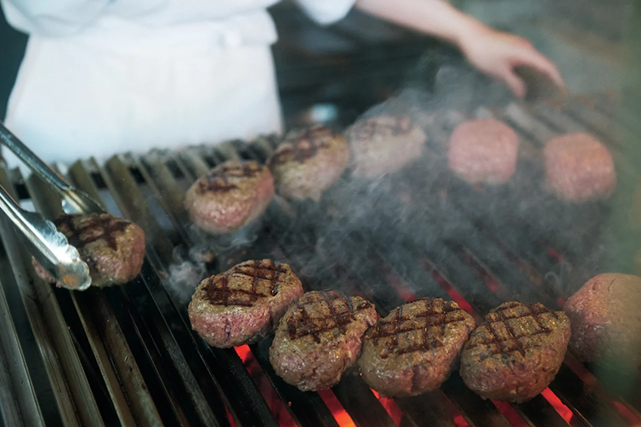 炭火で豪快に焼かれるハンバーグ