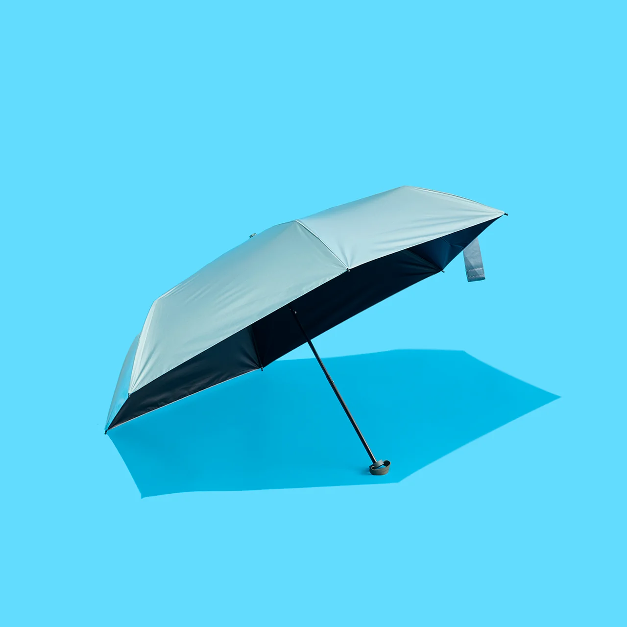 40代メンズにおすすめのコンビニエンスウェアの晴雨兼用折りたたみ傘「晴雨兼用スリム傘」