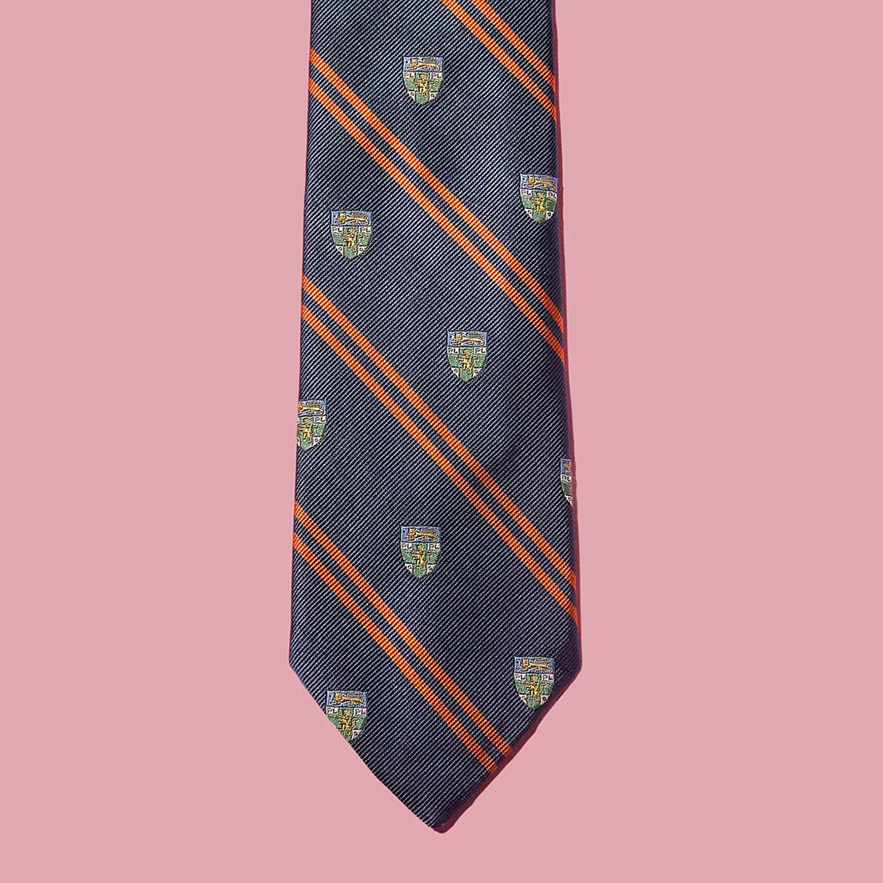 端正な畝と上品な光沢が魅力のシルクレップ生地