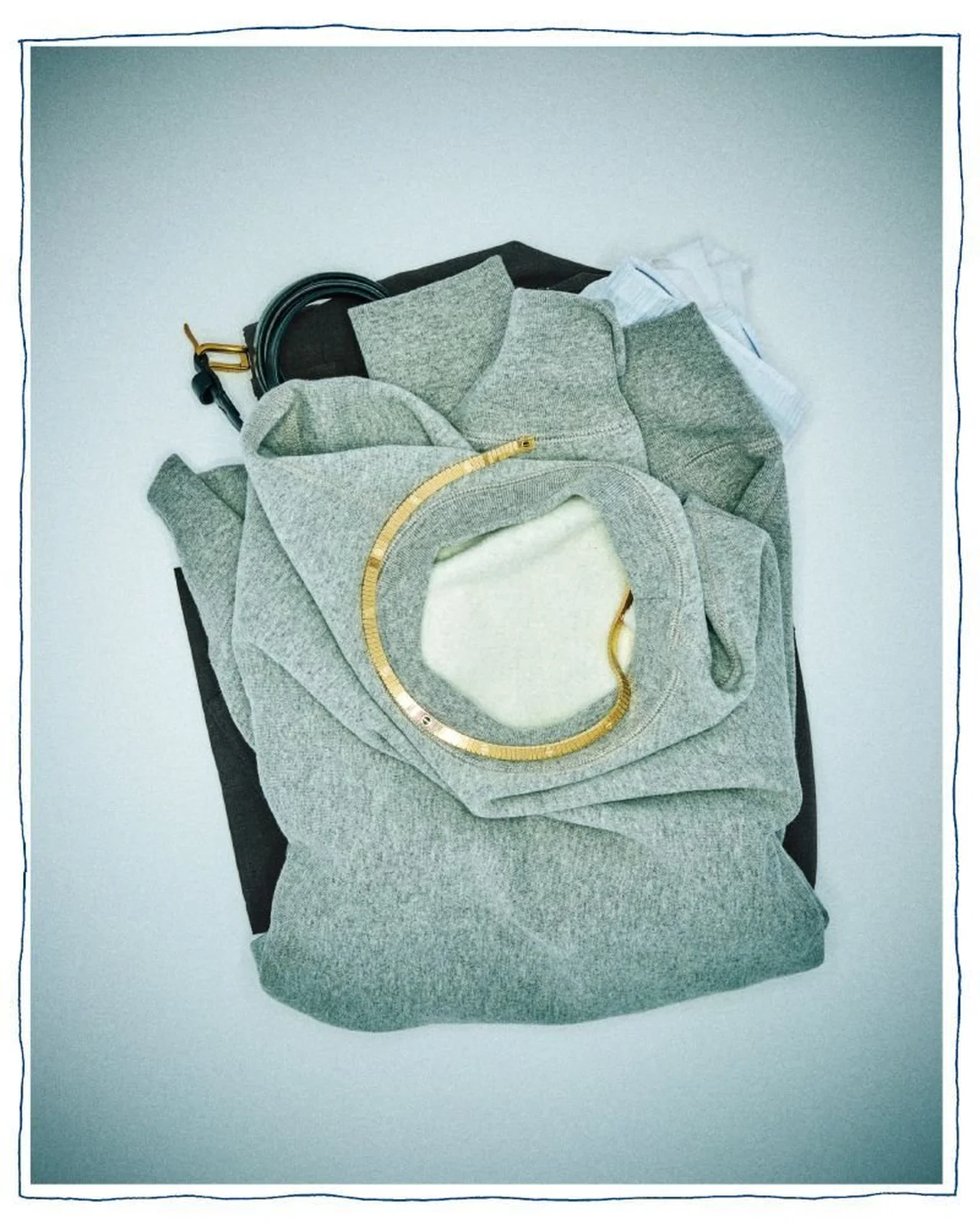 CARTIERのネックレスとHOUSE OF BLANKSのスウェット