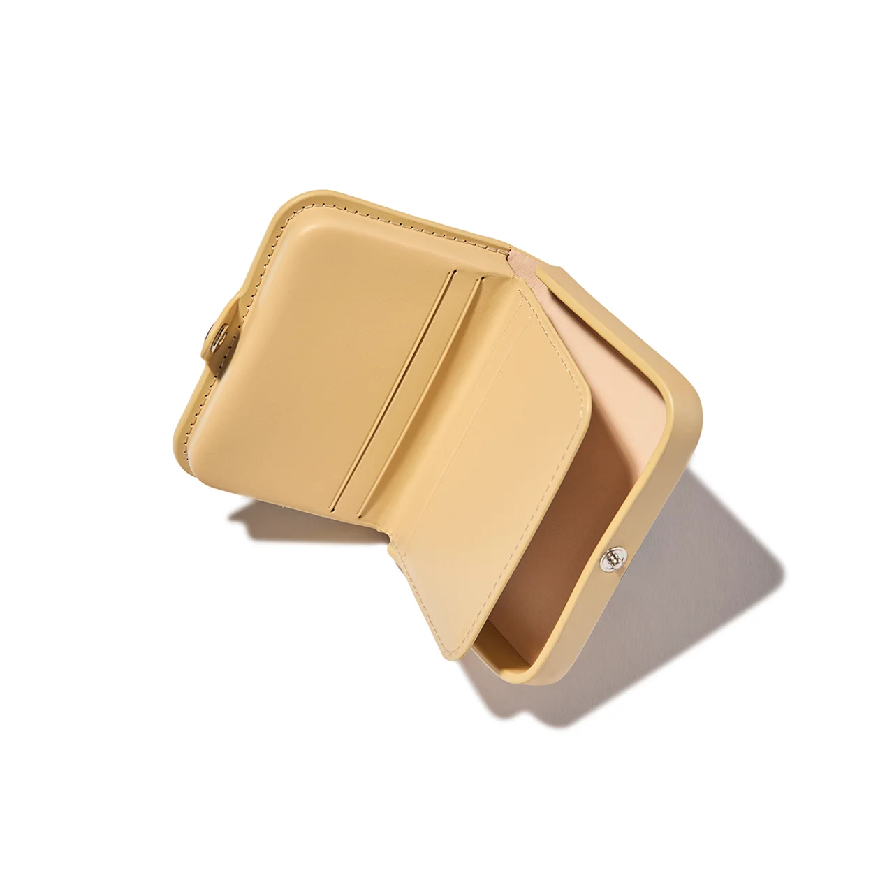 フリップ式のカードポケットを備えている