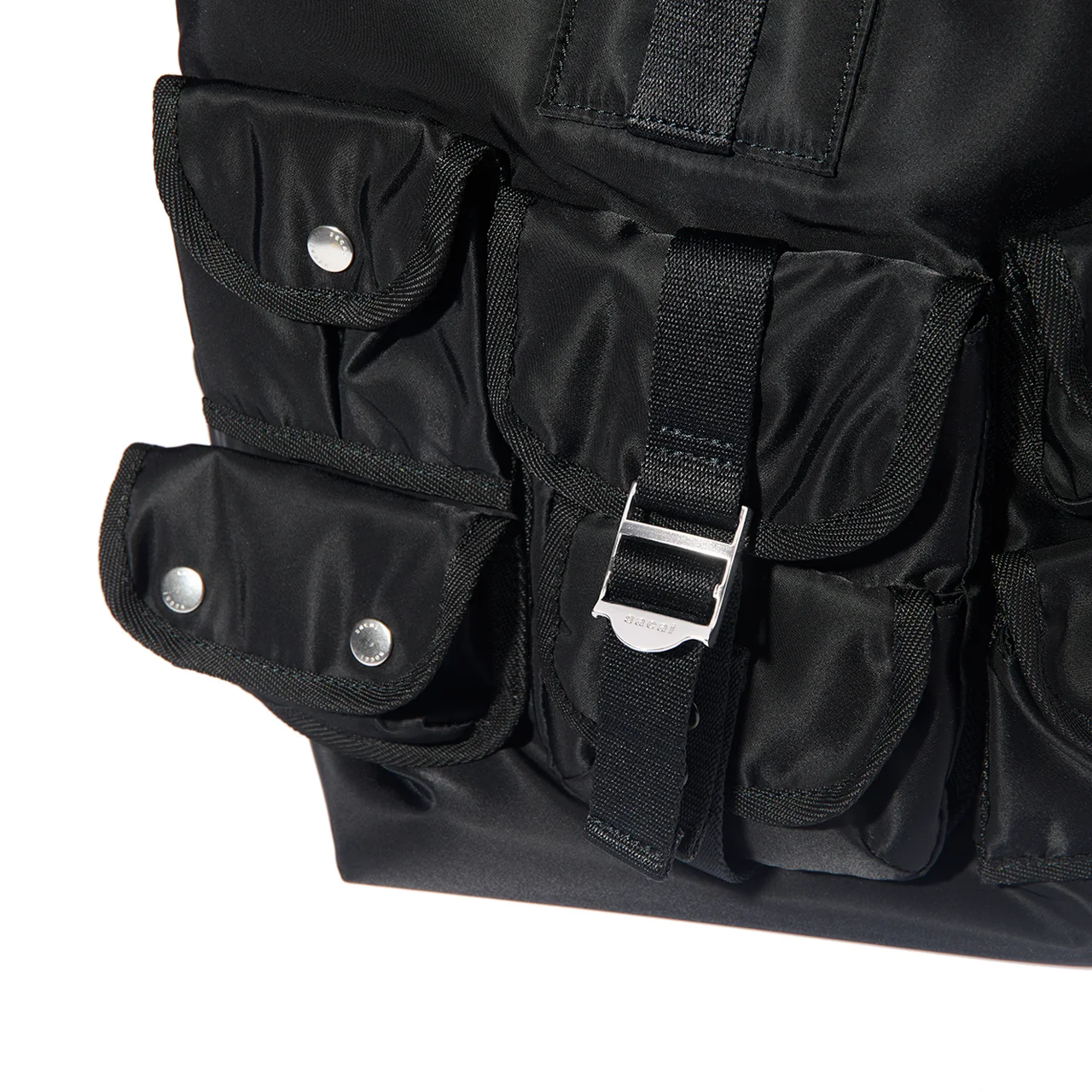 フロントのマルチポケットが印象的