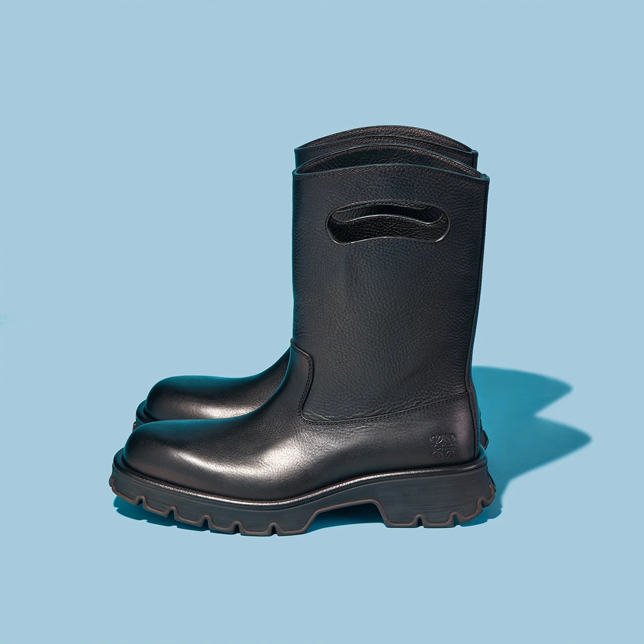 バッグのハンドルを模したディテールがシャフト（筒）部分にあしらわれた新型ブーツ