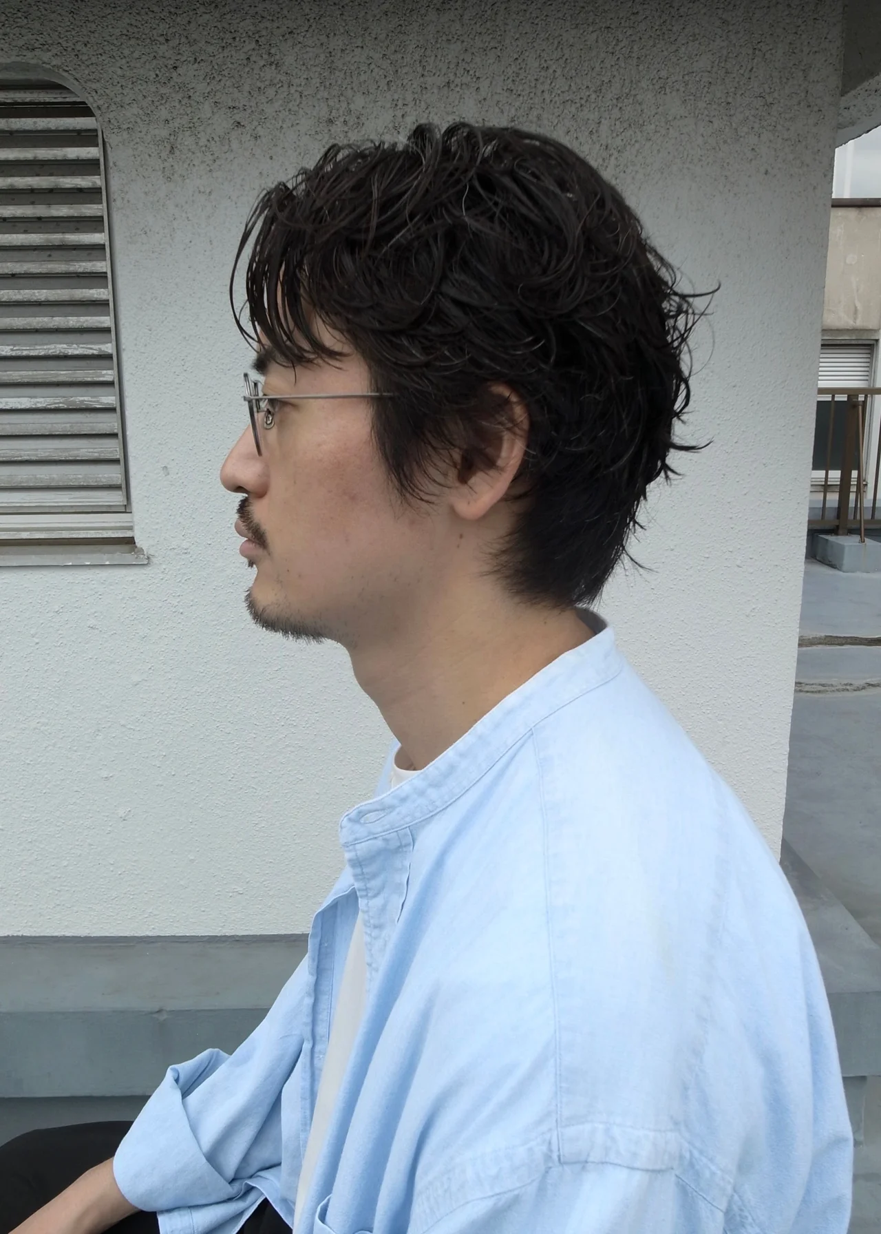 メンズヘア 大人な色気を感じるパーマスタイルの左サイド