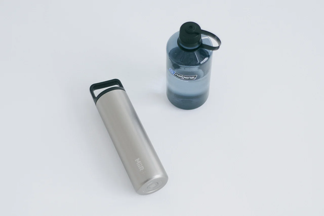 （右）nalgene「細口1.0L Tritan Renew」／（左）MiiR「Climate+ 20oz Wide Mouth Bottle」