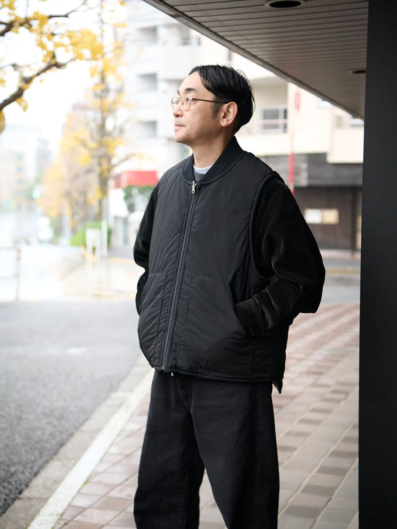 インナーのベストはリブ襟が付いたワークスタイル