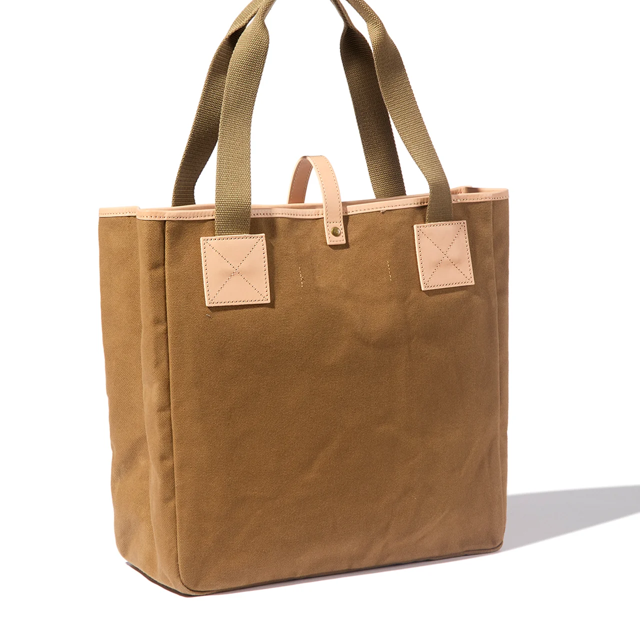 耐久性に優れたキャンバス素材に撥水加工も施されている