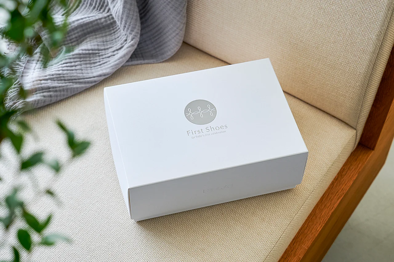 「ファースト・セレブレーションシューズ ギフトセット」の中身はすべて白のボックスに入って届く