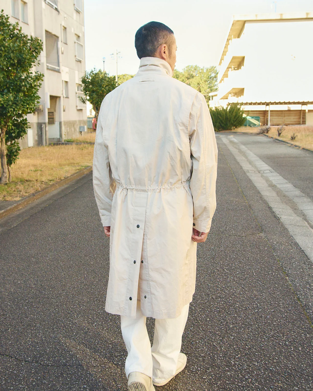 エンデュランス カジュアルジャケットは背面にベンチレーションを備える