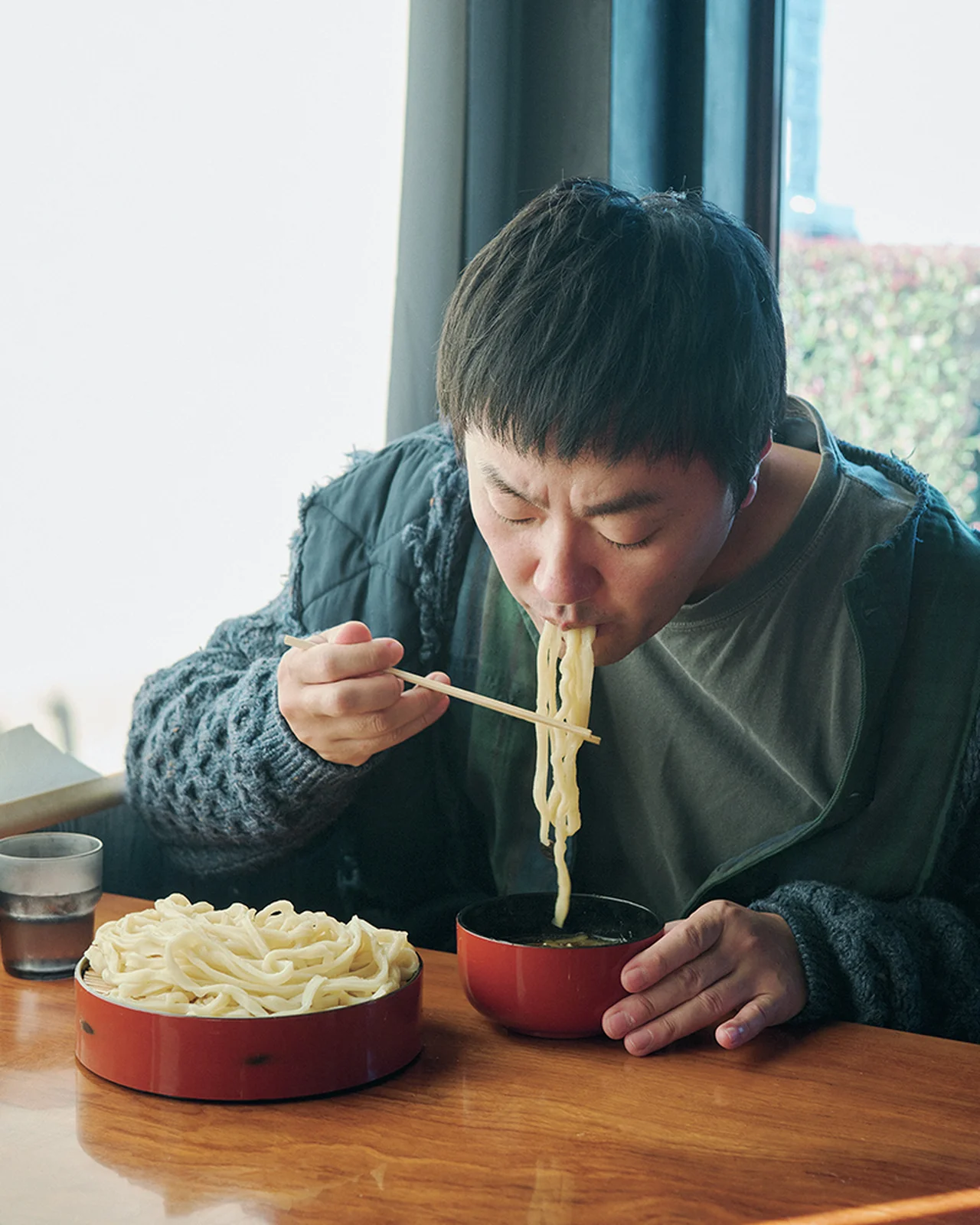 うどんを啜る五明拓弥
