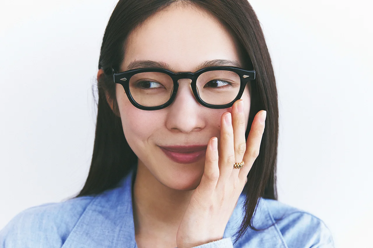 JULIUS TART OPTICALのアイウェア ブラックフレーム