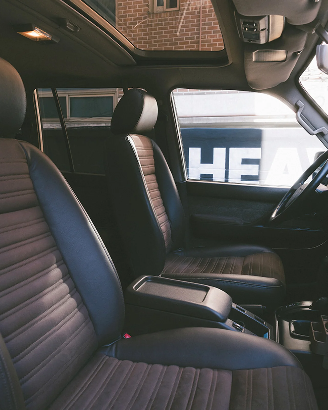 室内のカラートーンに合わせてシートのサイドをレザー、中央をベロアにカスタム