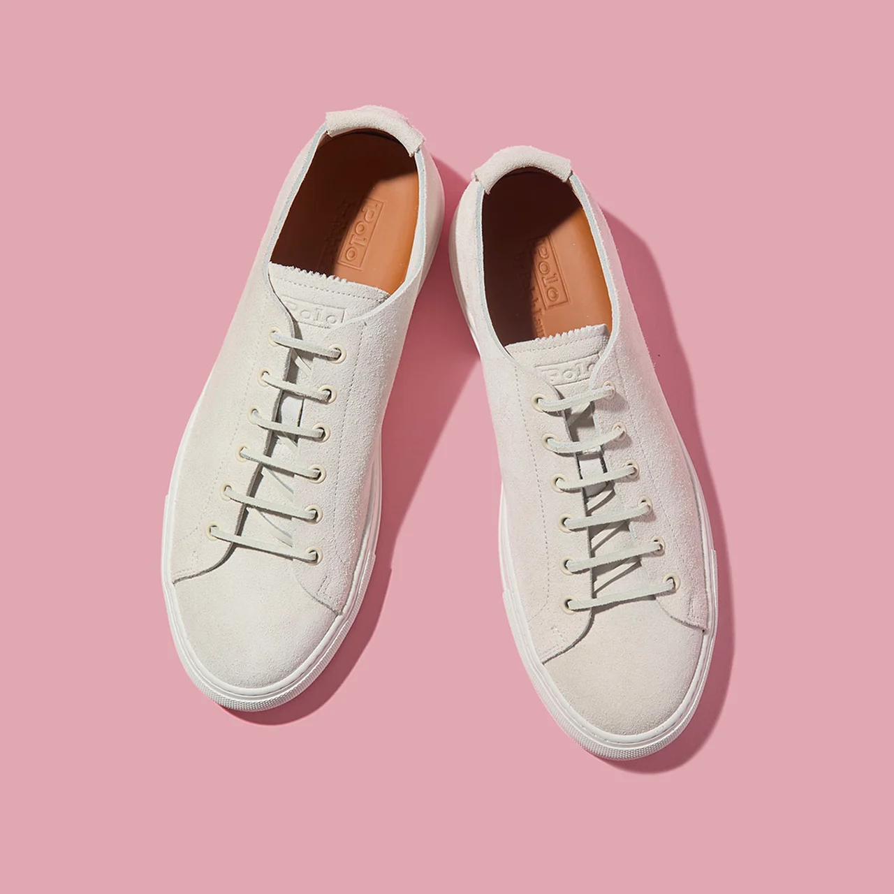 スエードアッパーのホワイトスニーカー