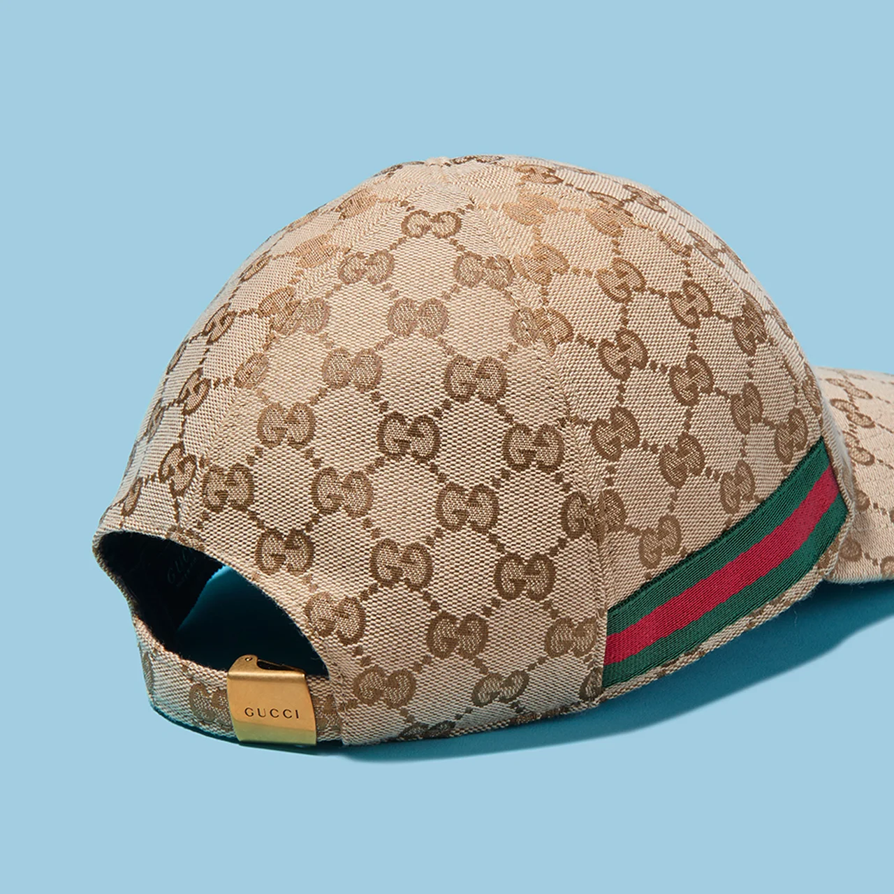 背面にはGUCCIロゴ入りのゴールドバックル