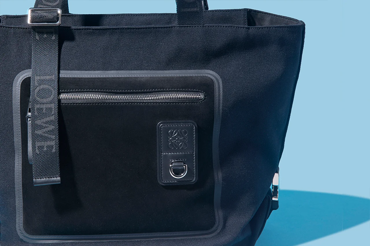 【ロエベ】春の装いを格上げするメンズ小物5選。「スナ・フジタ」のコラボ財布、「ペブル」のメッセンジャーバッグ、モックトゥシューズに注目