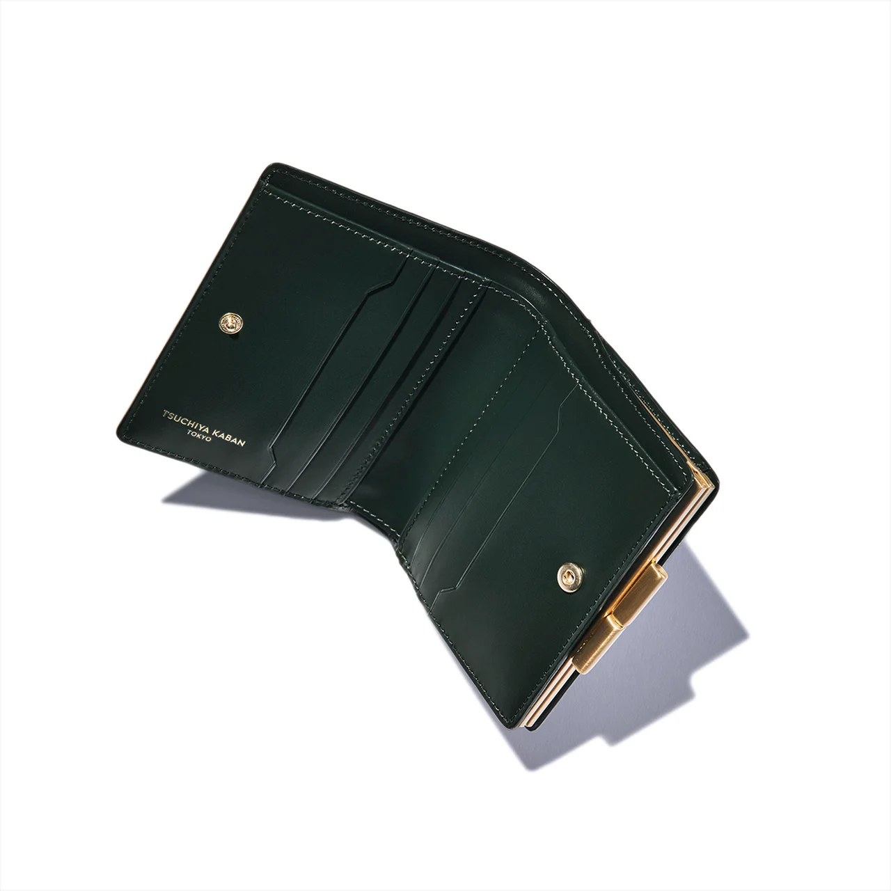 内装にも贅沢にイタリアの老舗タンナーイルチア社の「イタリアンボックスカーフ」を配している