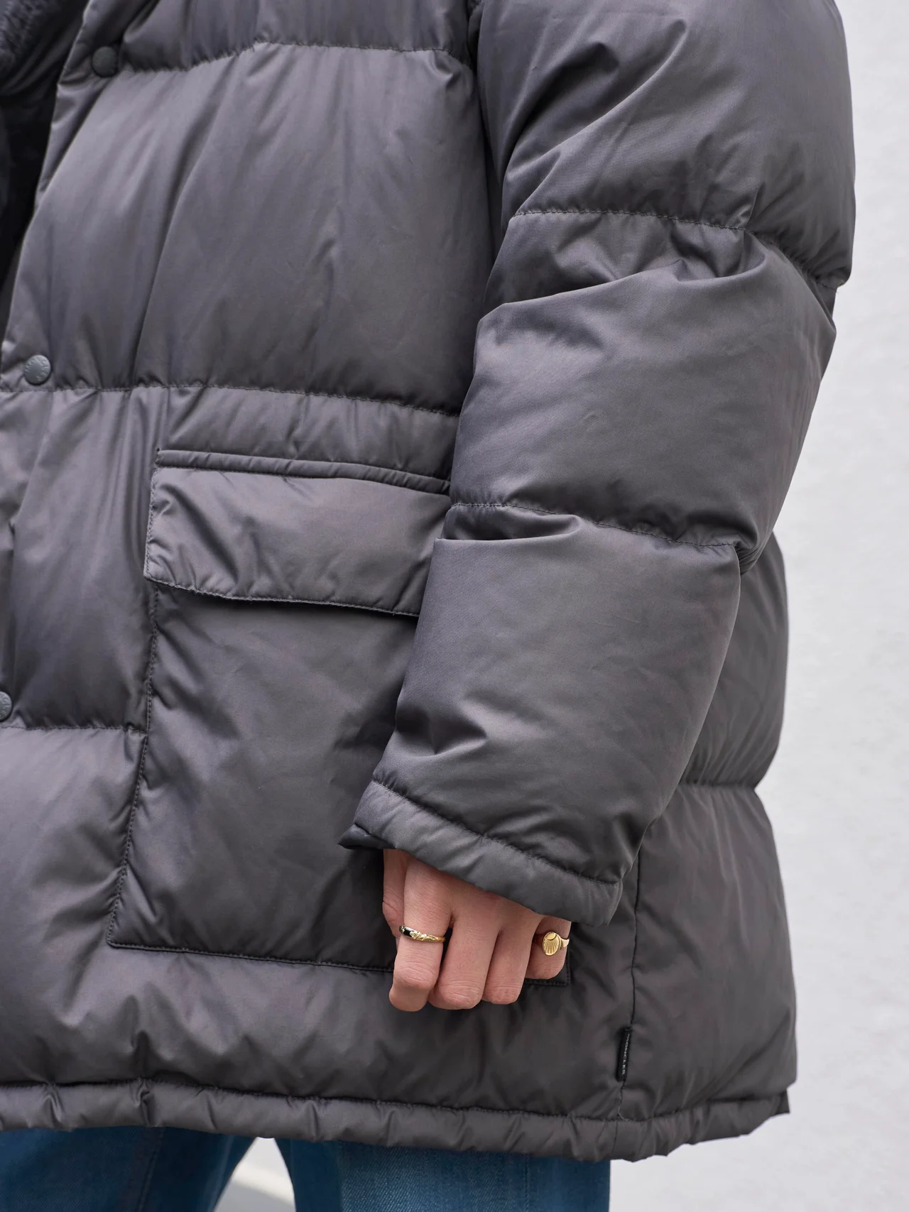 ミドル丈はジャケットやスーツのコート代わりにも使いやすい