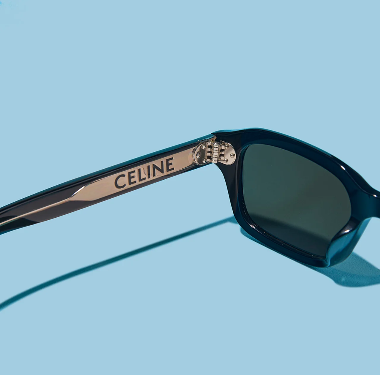 内側のメタルパーツに「CELINE」のレターロゴを刻印