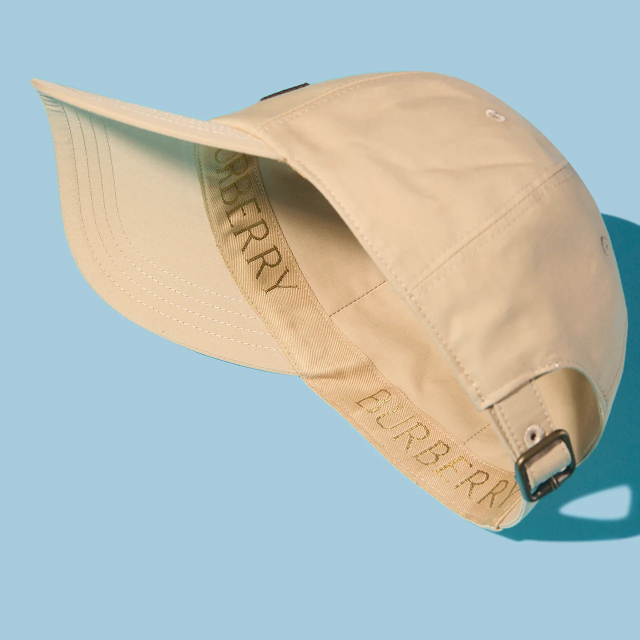 汗留めテープにバーバリーロゴの装飾