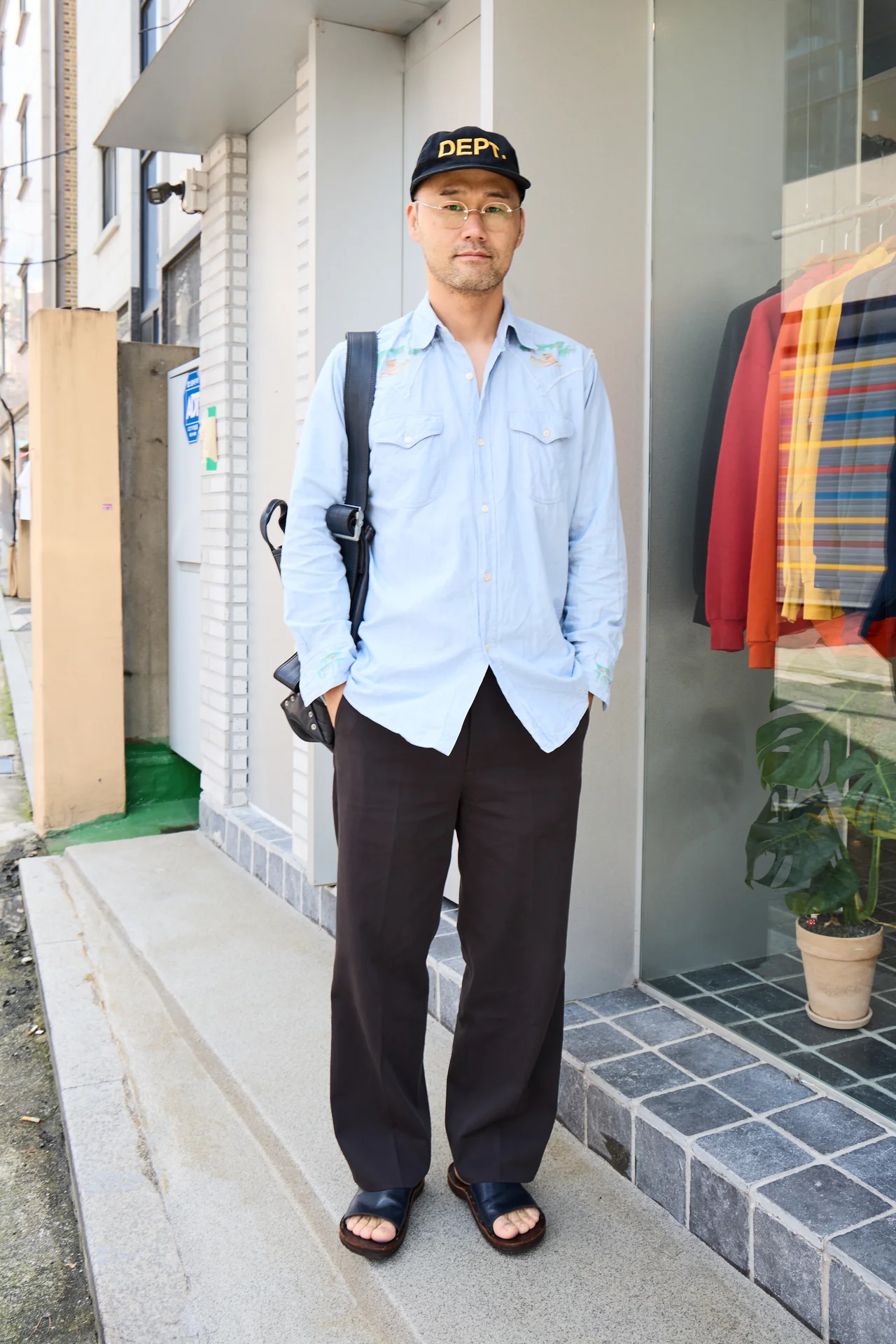 ウィットあふれるシャツがポイント