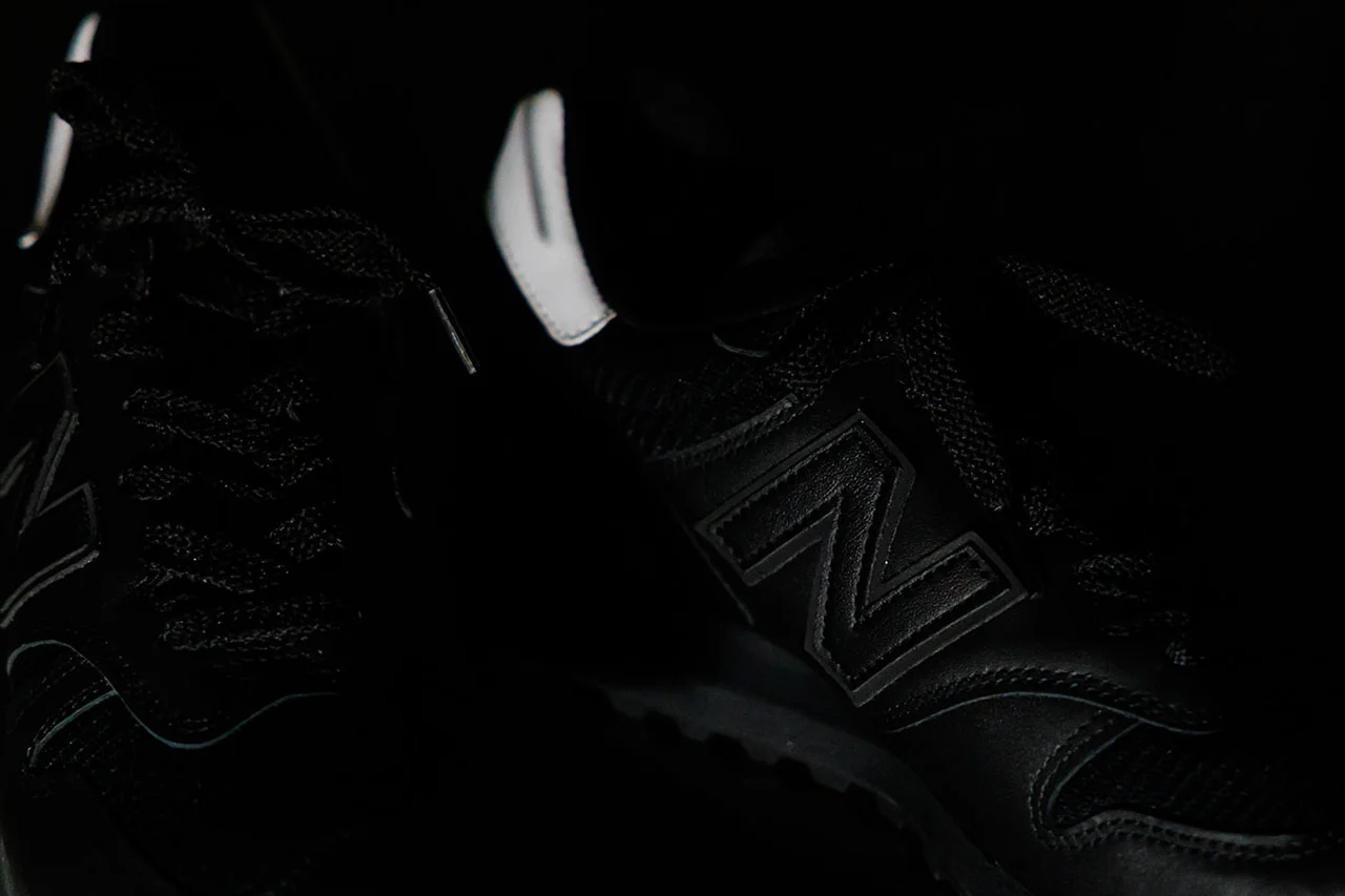 Nロゴまでブラックで統一