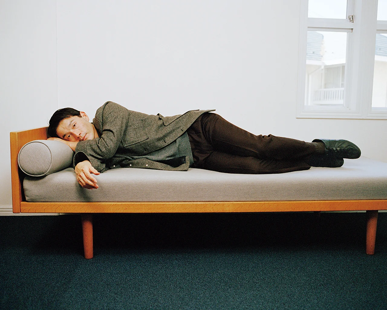 キャプテン サンシャイン×リプロダクション オブ ファウンドのスニーカーとユーゲンのスラックス