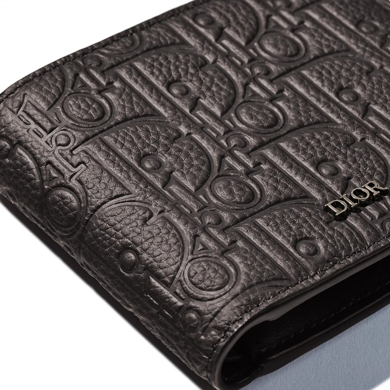 経年変化したような「ディオール グラビティ ヴィンテージ」レザー