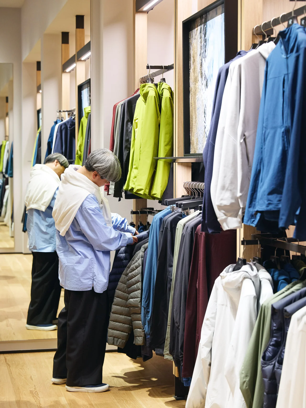 通路左右にメンズコレクションがズラリ