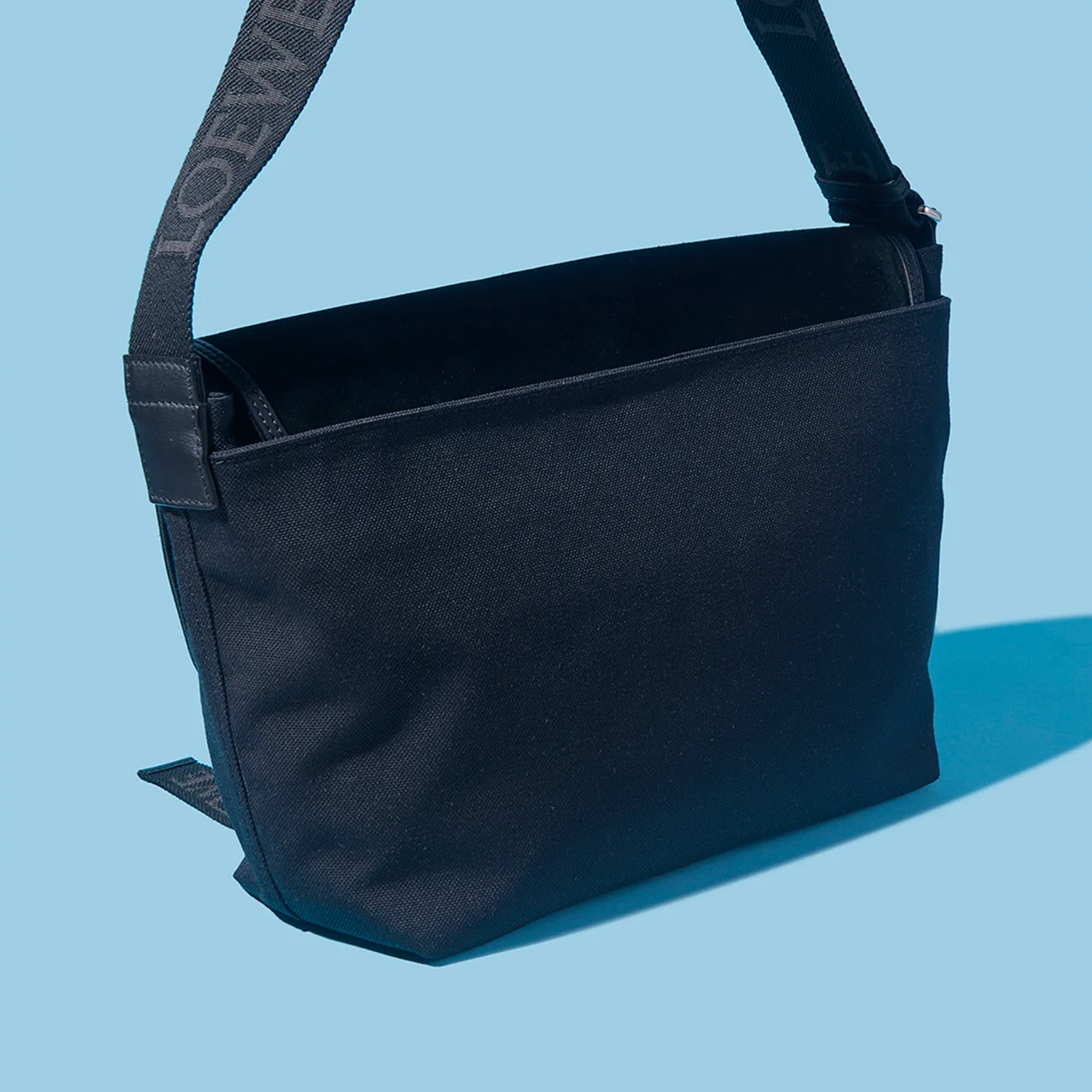 背面にマグネットクロージャー付きのポケットを備える