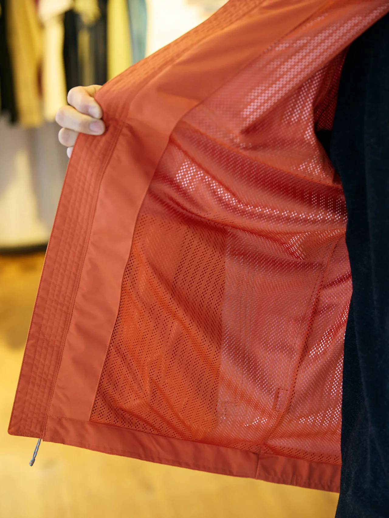 裏面には吸湿発散性を備えたソフトなリサイクル・ポリエステル100％のトリコット・メッシュが配されている