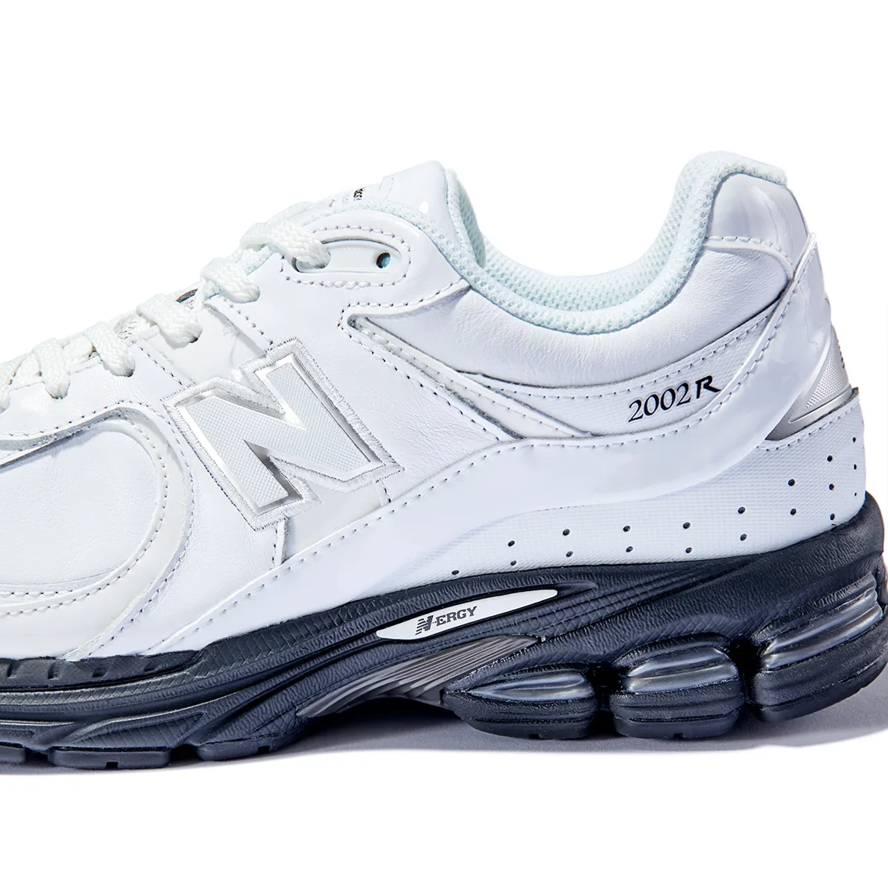 【ニューバランス】大人のマストバイ「白スニーカー」｜ブラックソールで締めた「U2002R」最新作【New Balance】③