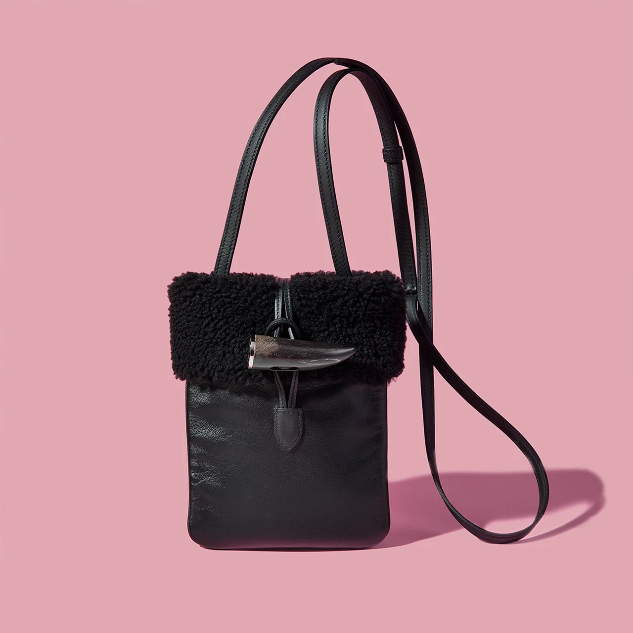 「ヴォー・スウィフト」のストラップ付きのフォンケース