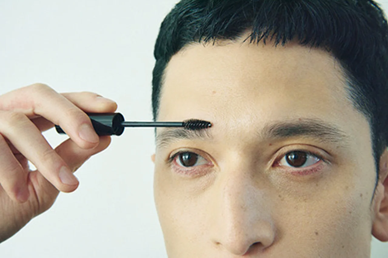 眉頭は上向きにとかす