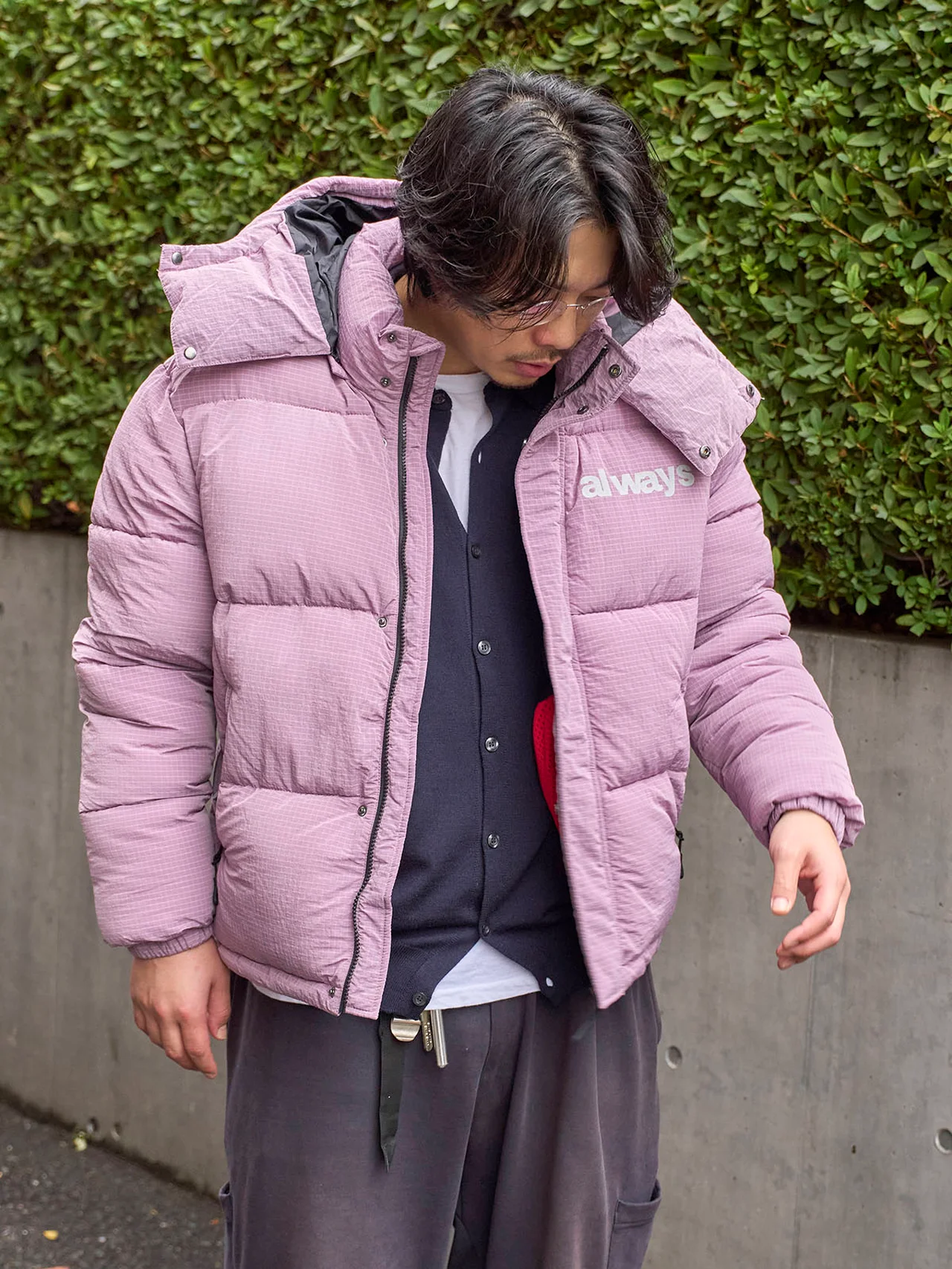 街で着て映えるラベンダーピンクの色合いとシルエットが決め手