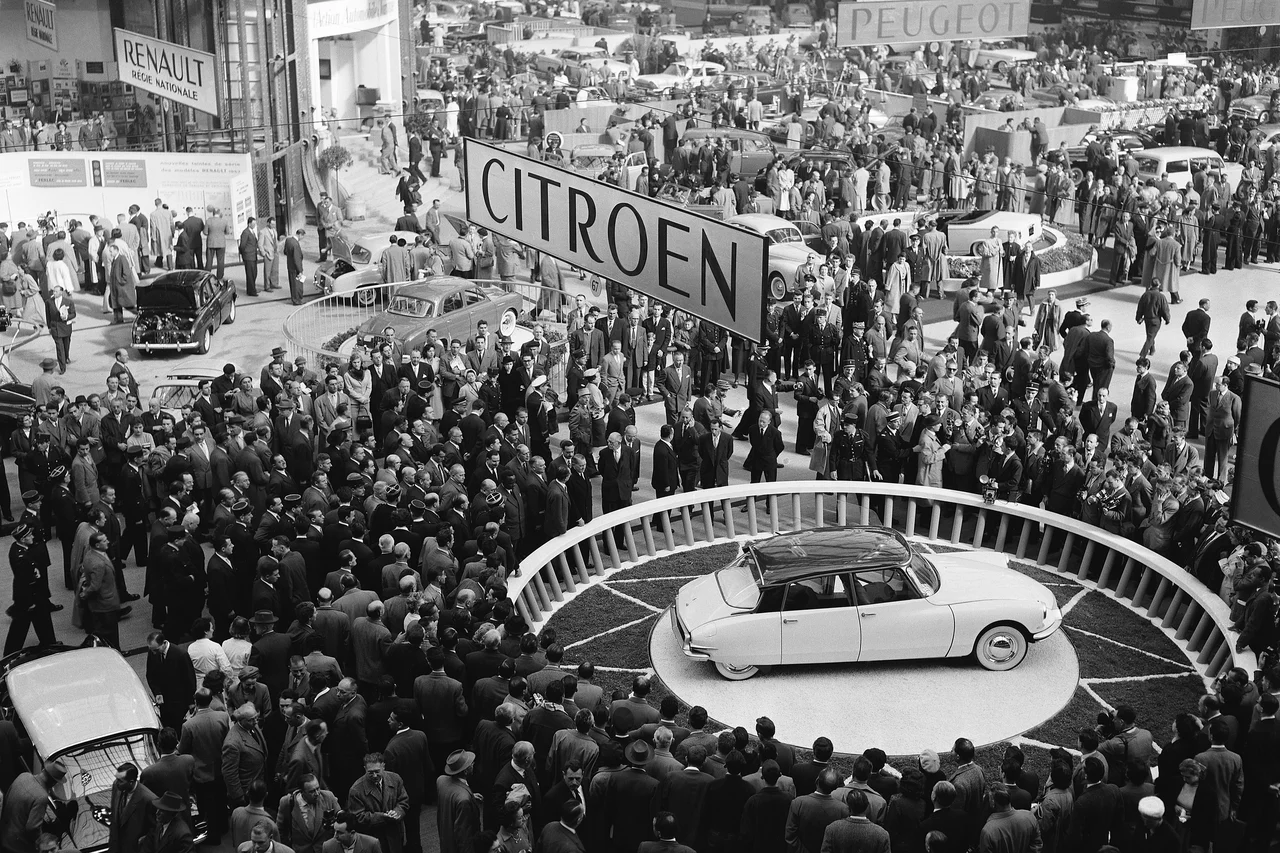 1955年のパリサロンで発表された「DS 19」
