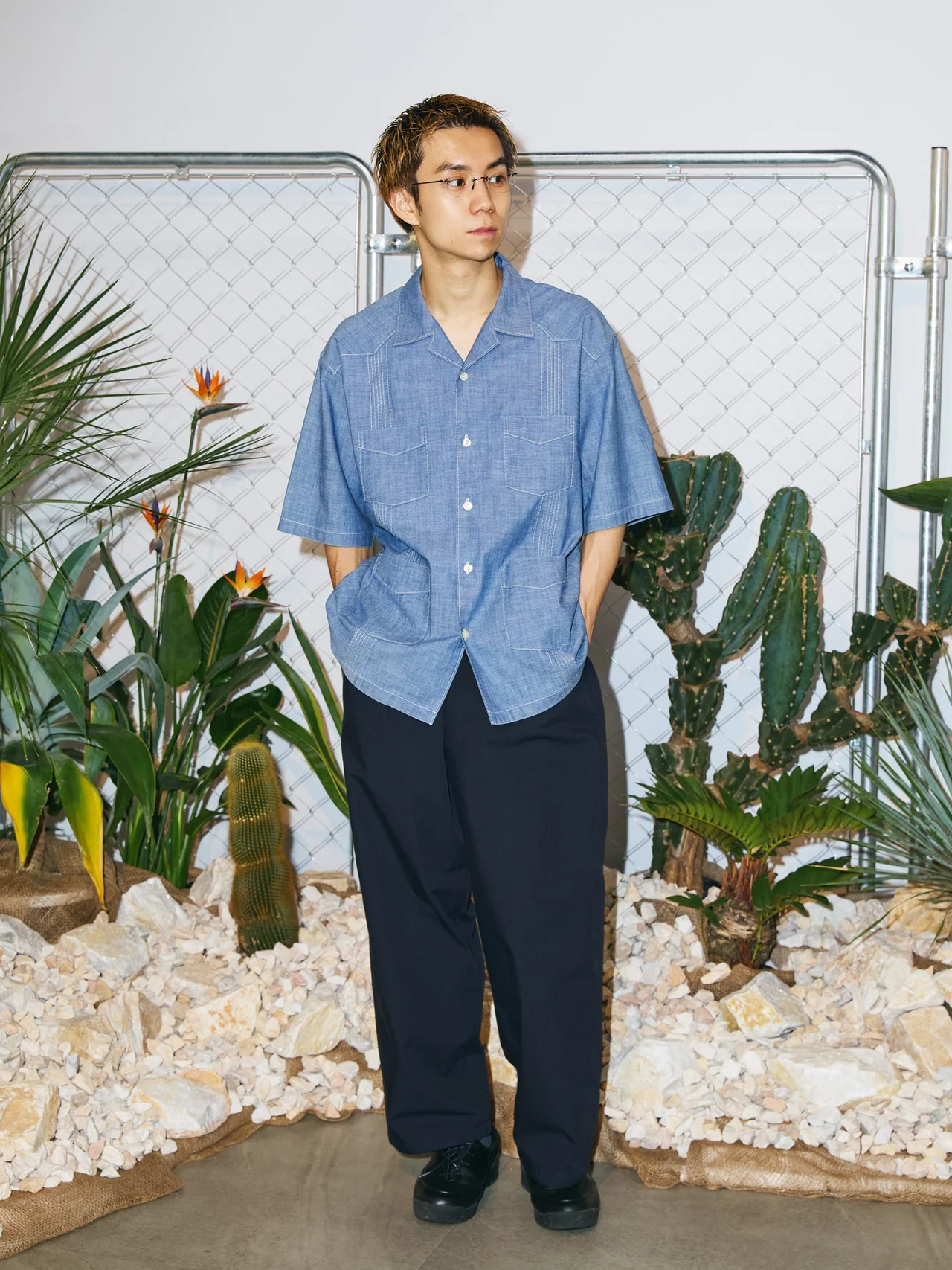 スタイリスト瓜坂拓海着用「ジーユー×エンジニアド ガーメンツ」キューバシャツ、コードレーンイージーパンツ