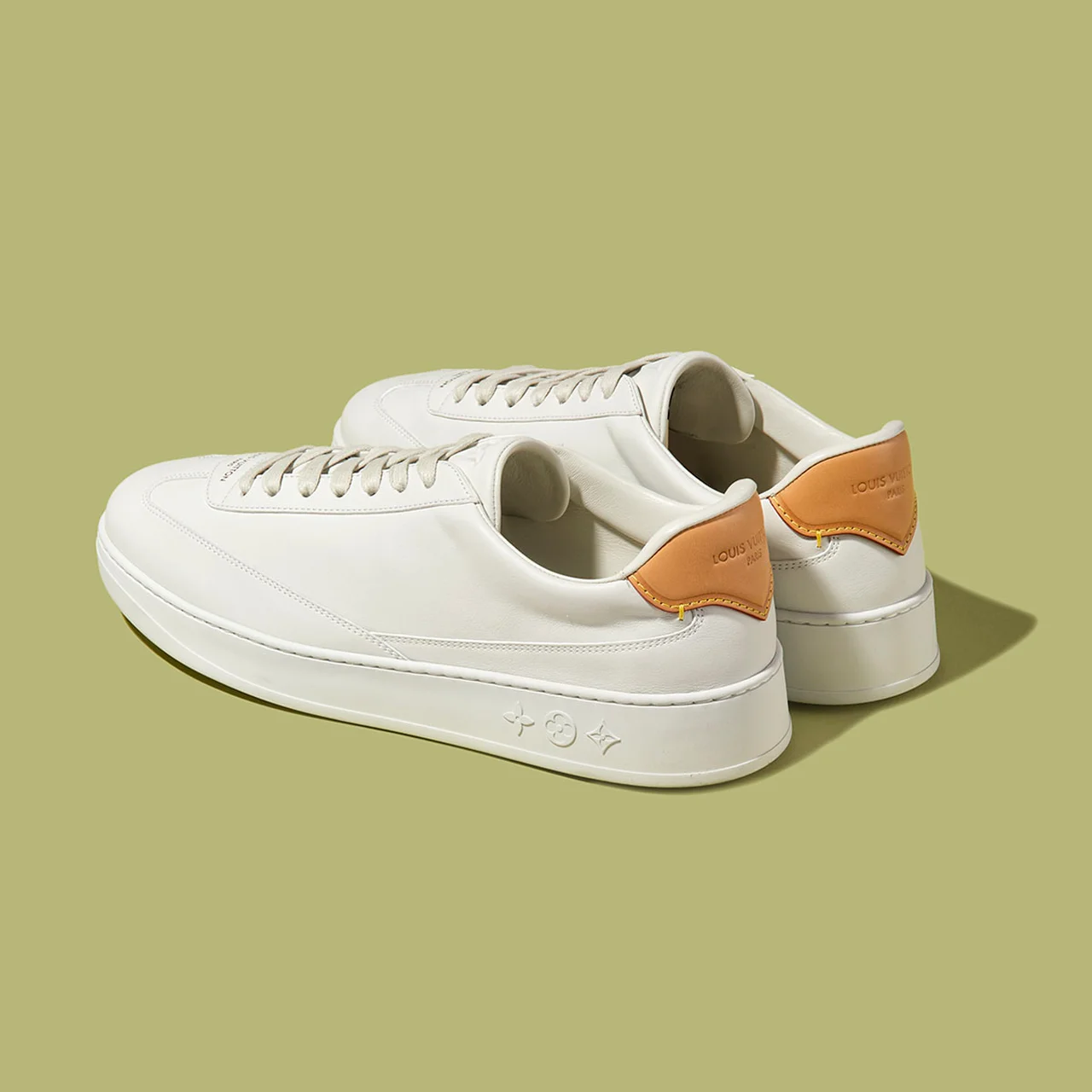 「LV フラッシュ スニーカー」ヒール部分のシグネチャー入りのヌメ革のパーツ