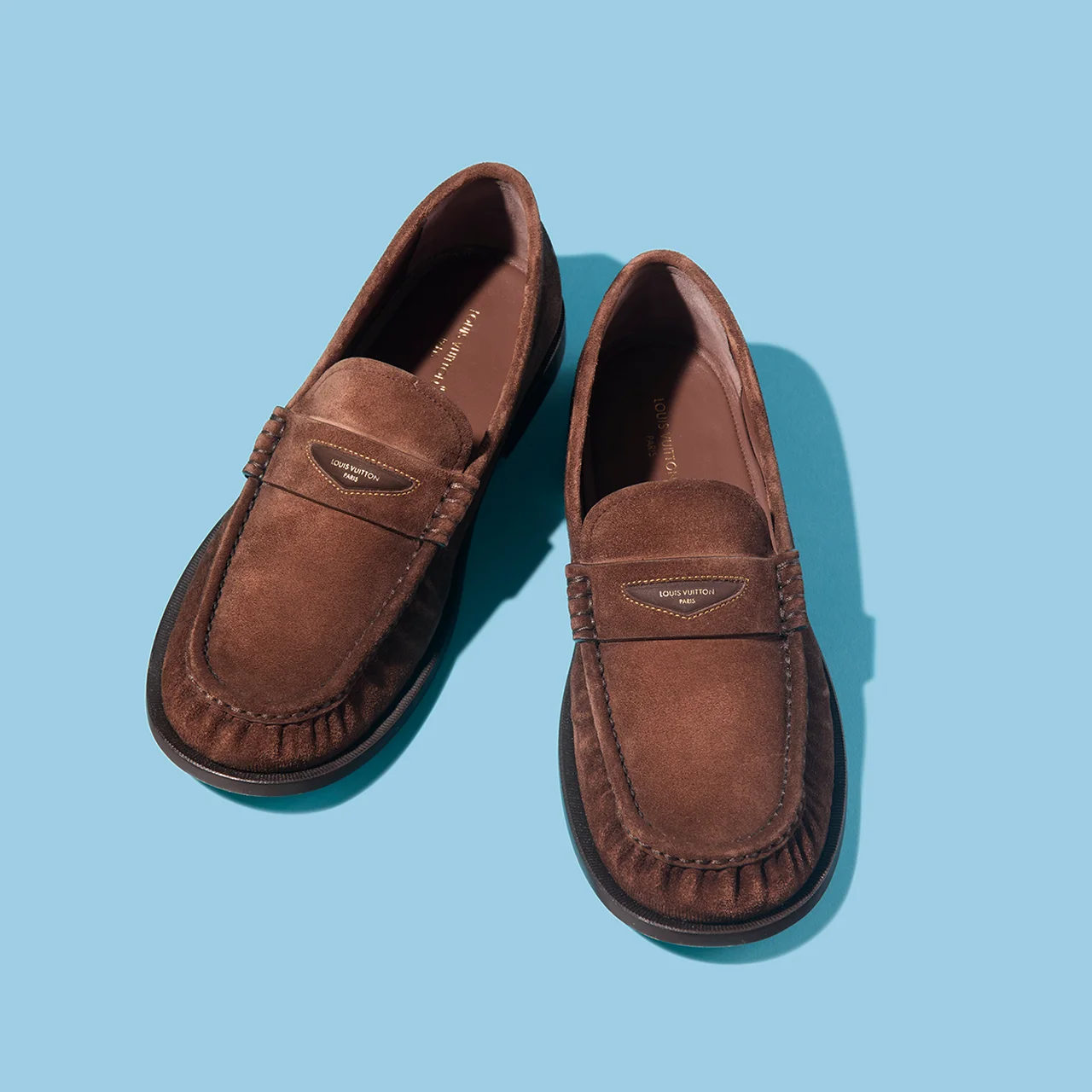 しなやかなスエードレザーの｢LV ジャズ ローファー｣