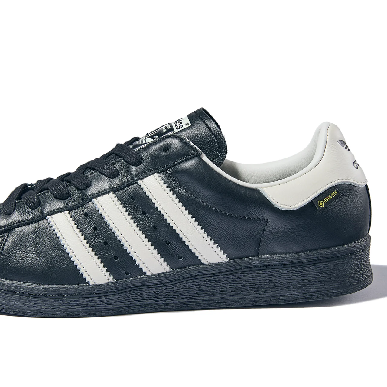 初代モデルにあったサイドの「SUPERSTAR」の刻印が消え